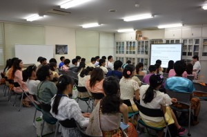 講話を受けるタイ大学生