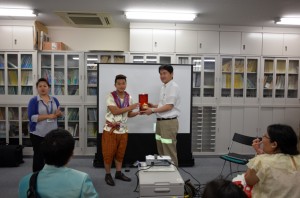 タイ大学生からの記念品贈呈