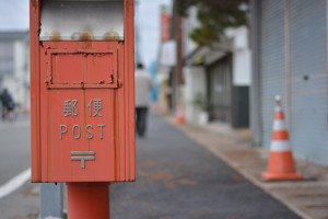 16.閉められたままのポスト（小高）