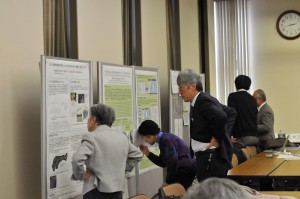 D30_8297 ポスターを見る三人　圧縮版