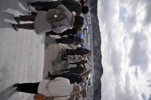 D30_8095 防潮堤上で説明を聞く　圧縮版