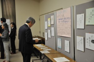 D30_8257 俳句掲示全景 with 大久保さん圧縮版