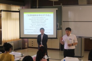 岡本客員教授と通訳を務める松岡副センター長