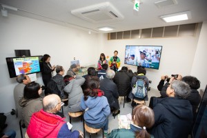 ↑002震災甚句会場で説明