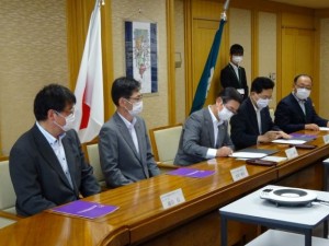 2 学長と知事による協定書への署名